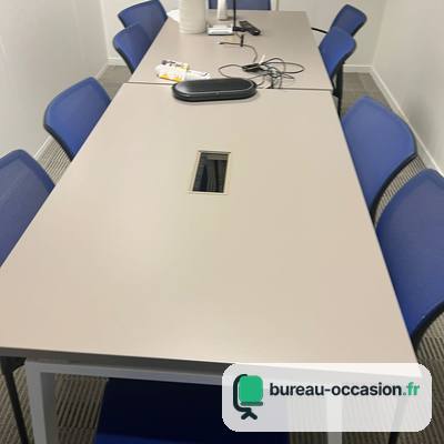 Table de réunion d'occasion blanc cassé : trappe centrale, 8 places