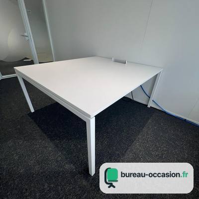 Table de réunion d'occasion blanche : 4 à 6 places et trappe de connexion