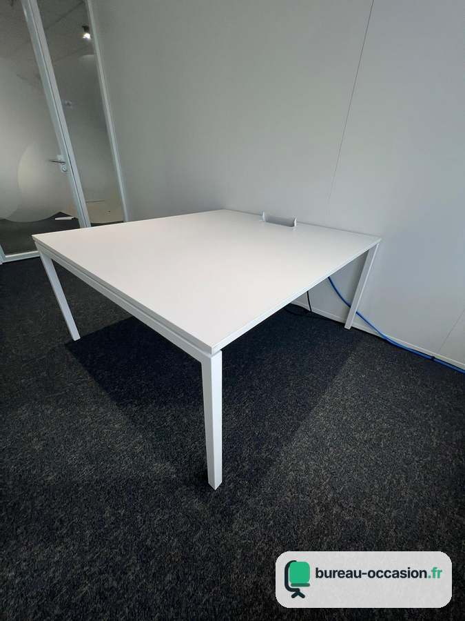Table de réunion d'occasion blanche : 4 à 6 places et trappe de connexion