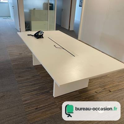 Table de réunion d'occasion blanche à pieds panneaux et goulotte
