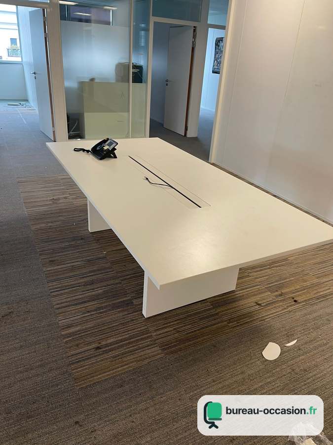 Table de réunion d'occasion blanche à pieds panneaux et goulotte