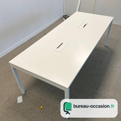 Table de réunion d'occasion blanche à trappes : 8 places, pieds blancs