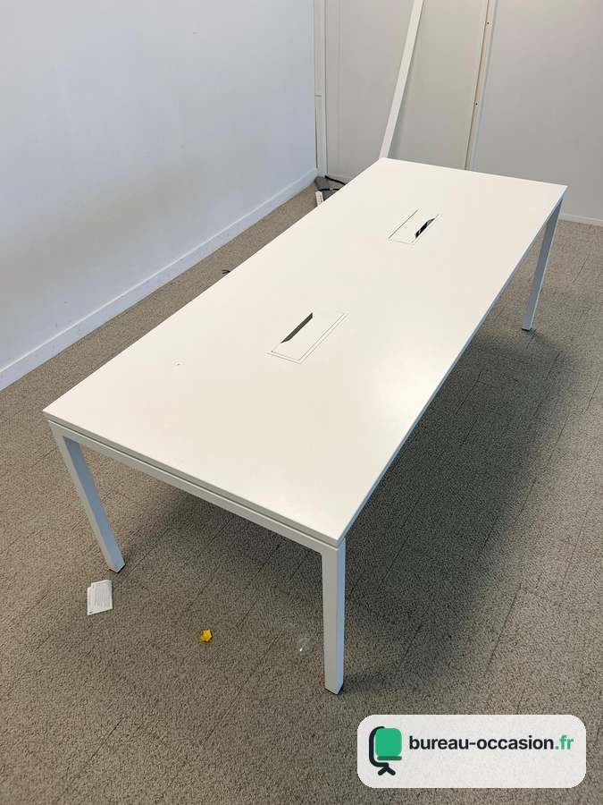 Table de réunion d'occasion blanche à trappes : 8 places, pieds blancs