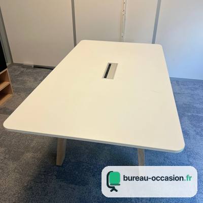 Table de réunion d'occasion blanche, angles arrondis et pieds bois