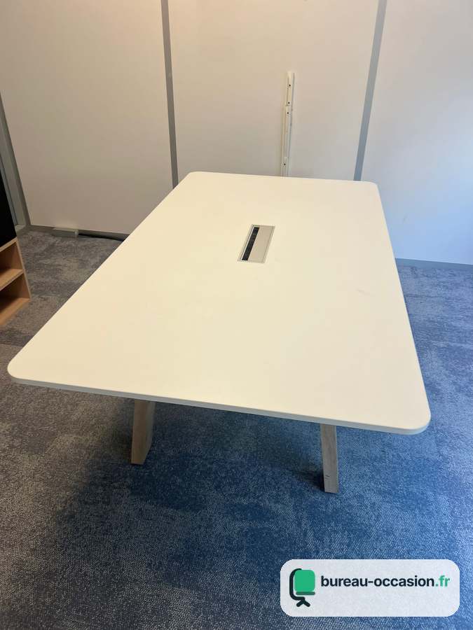 Table de réunion d'occasion blanche, angles arrondis et pieds bois