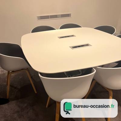Table de réunion d'occasion blanche arrondie : 2 trappes, 6 à 8 places
