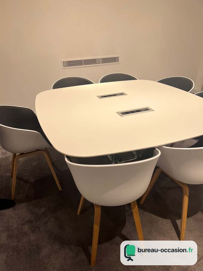 Table de réunion d'occasion blanche arrondie : 2 trappes, 6 à 8 places