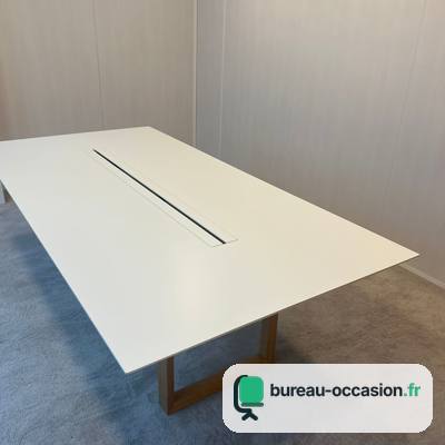 Table de réunion d'occasion blanche, goulotte et piètement luge bois