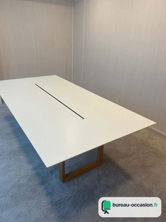 Table de réunion d'occasion blanche, goulotte et piètement luge bois