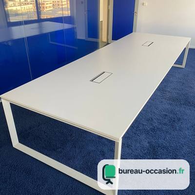 Table de réunion d'occasion blanche pieds cadre : 10 à 12 places