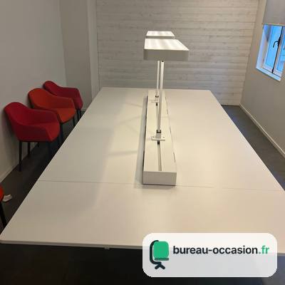 Table de réunion d'occasion blanche : prises et luminaire intégrés