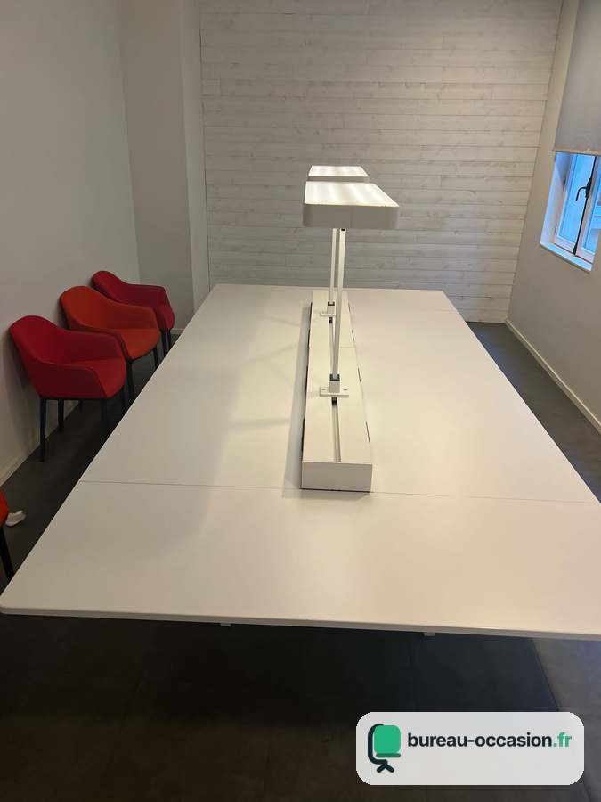 Table de réunion d'occasion blanche : prises et luminaire intégrés