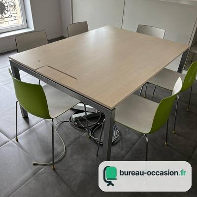 Table de réunion d'occasion bois clair : 4 à 6 places, fente câbles