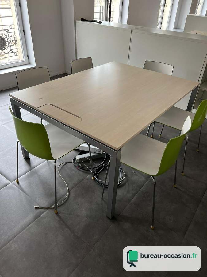 Table de réunion d'occasion bois clair : 4 à 6 places, fente câbles