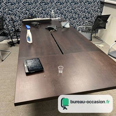 Table de réunion d'occasion bois foncé : goulotte centrale, 6 à 8 places