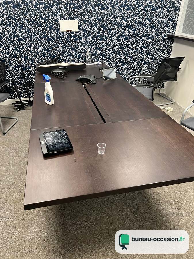 Table de réunion d'occasion bois foncé : goulotte centrale, 6 à 8 places