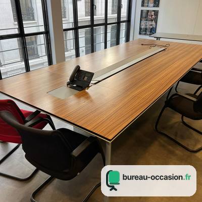 Table de réunion d'occasion bois veiné : goulotte et trappes, 8-10 pl.