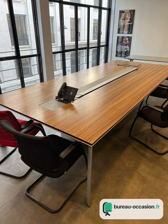 Table de réunion d'occasion bois veiné : goulotte et trappes, 8-10 pl.