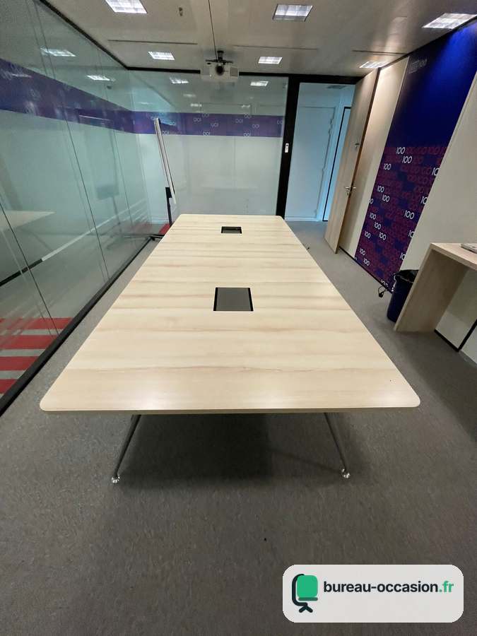 Table de réunion d'occasion chêne clair : 10-12 places, pieds obliques