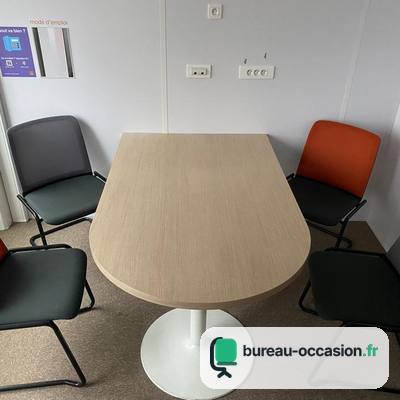 Table de réunion d'occasion chêne clair : bout arrondi, pied blanc