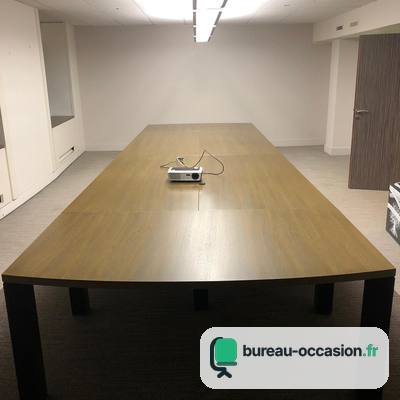 Table de réunion d'occasion chêne et pieds noirs : 10-12 places