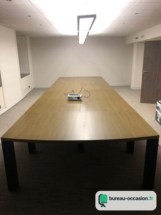 Table de réunion d'occasion chêne et pieds noirs : 10-12 places