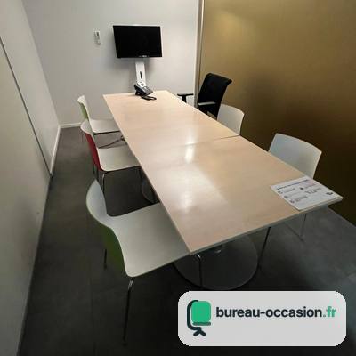 Table de réunion d'occasion en bois clair sur pied central, 6-8 pl.