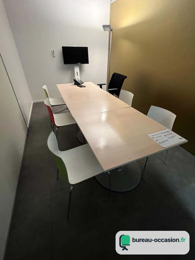 Table de réunion d'occasion en bois clair sur pied central, 6-8 pl.