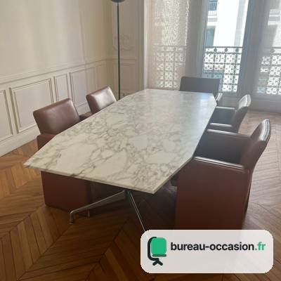Table de réunion d'occasion en marbre blanc, piètement aluminium