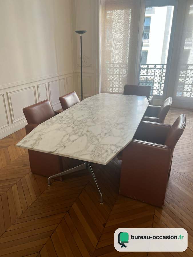 Table de réunion d'occasion en marbre blanc, piètement aluminium