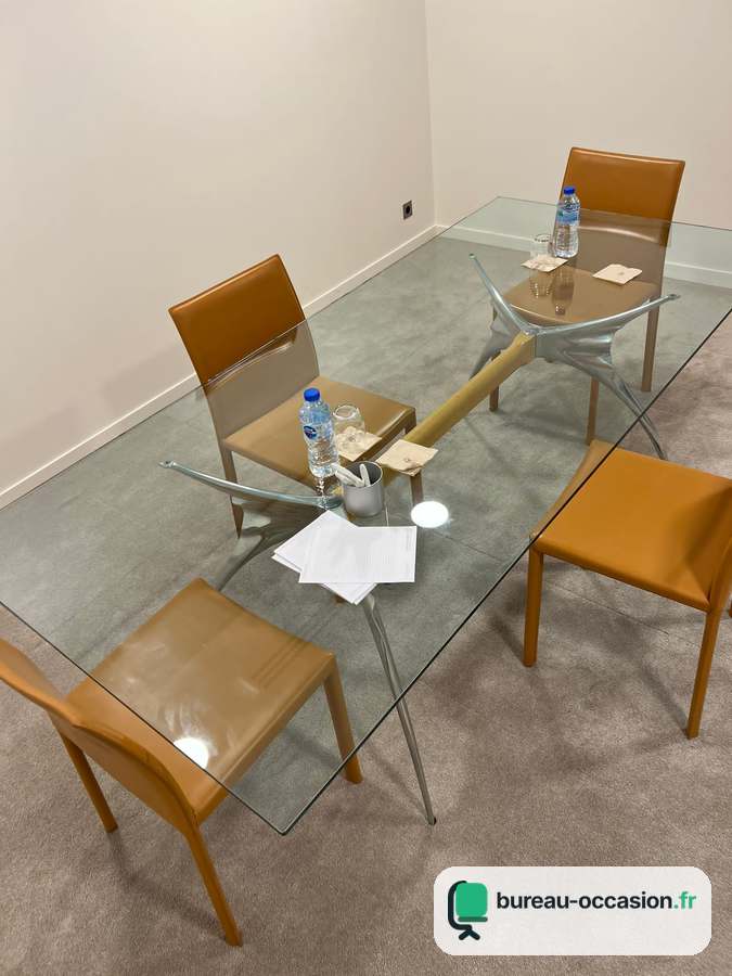 Table de réunion d'occasion en verre trempé : 4 à 6 places, pieds métal