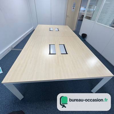 Table de réunion d'occasion érable et pieds blancs : 2 trappes, 8 places