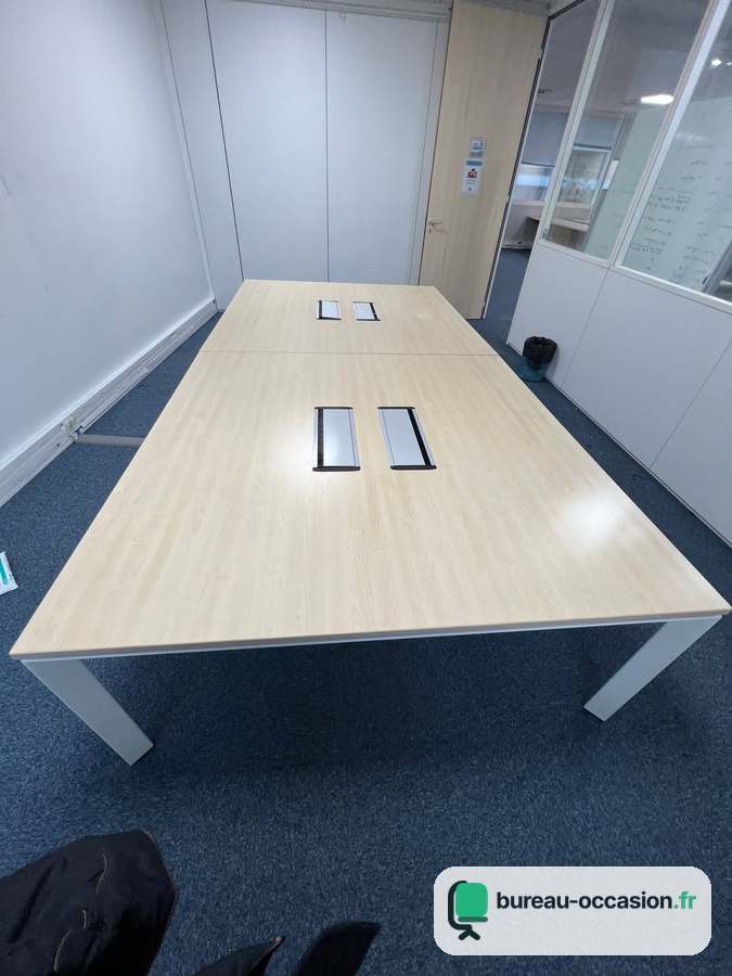 Table de réunion d'occasion érable et pieds blancs : 2 trappes, 8 places