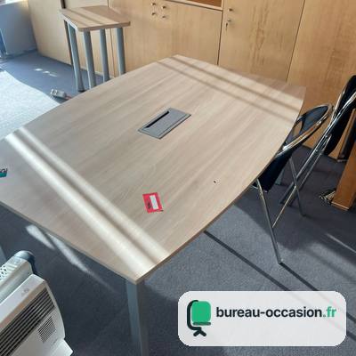 Table de réunion d'occasion forme tonneau chêne clair avec trappe