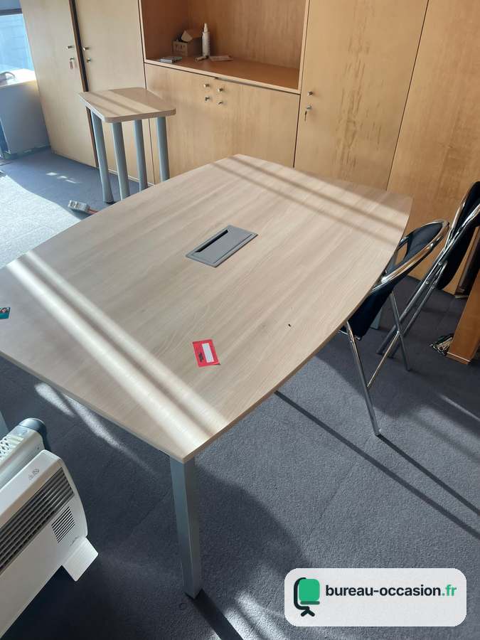 Table de réunion d'occasion forme tonneau chêne clair avec trappe
