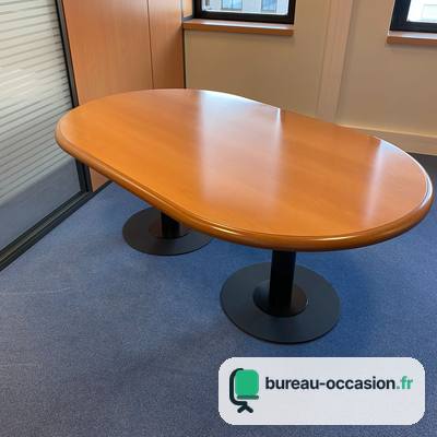 Table de réunion d'occasion hêtre verni sur 2 pieds noirs : 6 places