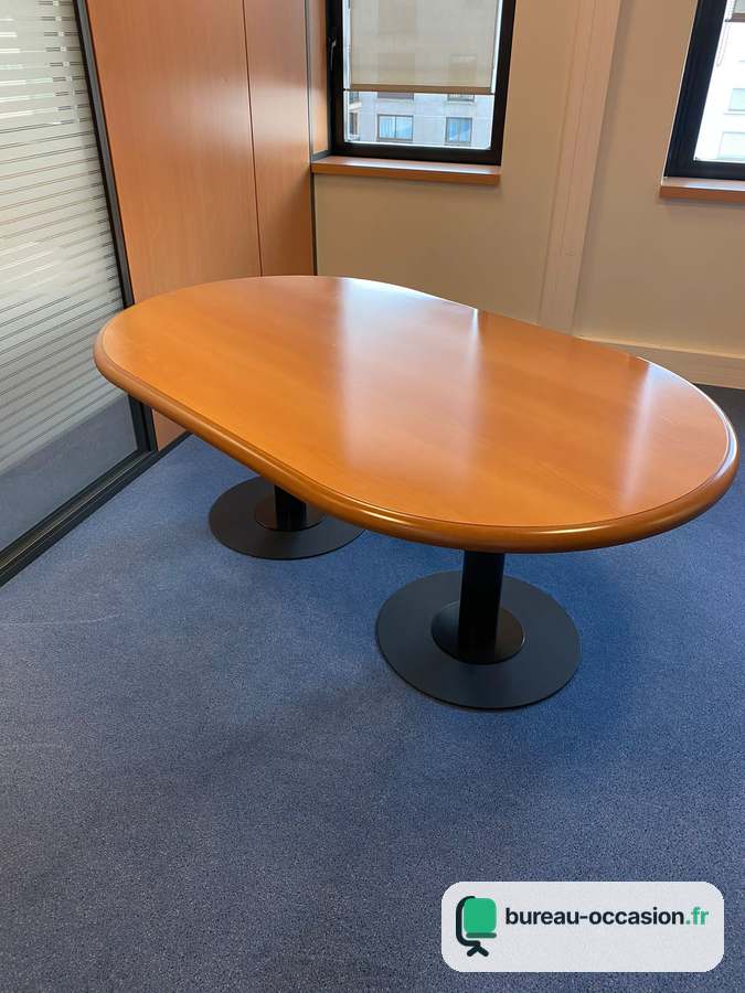 Table de réunion d'occasion hêtre verni sur 2 pieds noirs : 6 places
