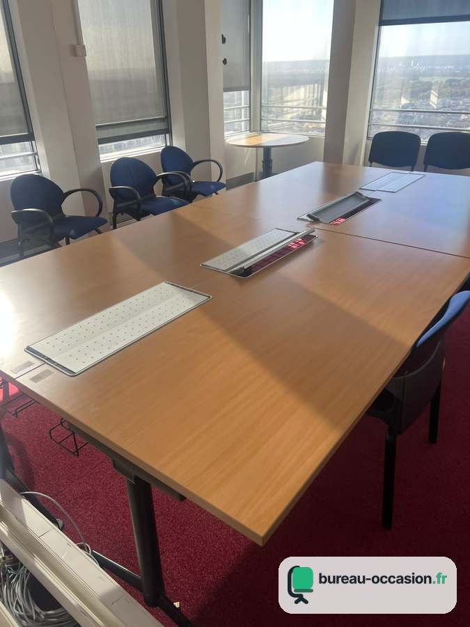 Table de réunion d'occasion ton hêtre avec boîtiers de connexion