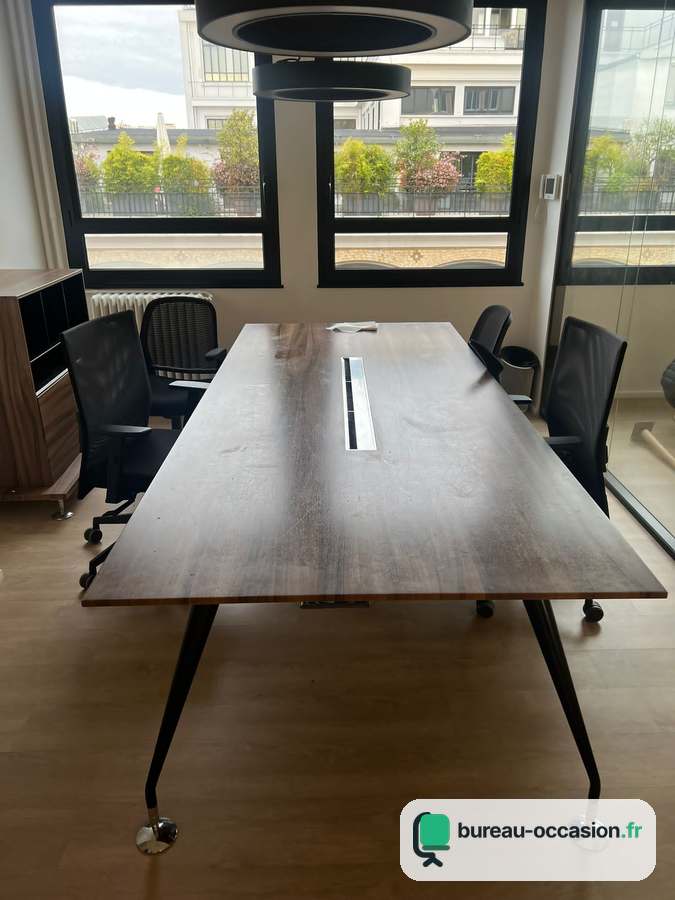 Table de réunion d'occasion ton noyer : pieds compas noirs, goulotte