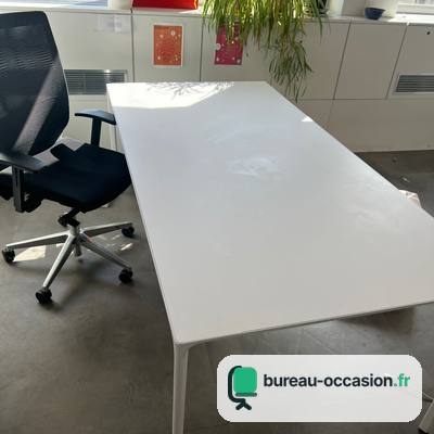 Table de réunion d'occasion tout blanc, plateau fin et pieds élancés