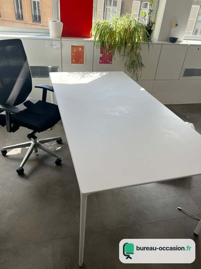 Table de réunion d'occasion tout blanc, plateau fin et pieds élancés