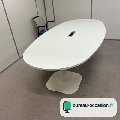 Table de réunion ovale d'occasion blanche avec bloc prises encastré