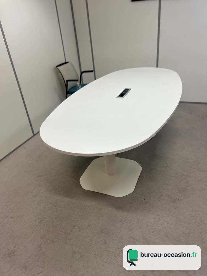 Table de réunion ovale d'occasion blanche avec bloc prises encastré