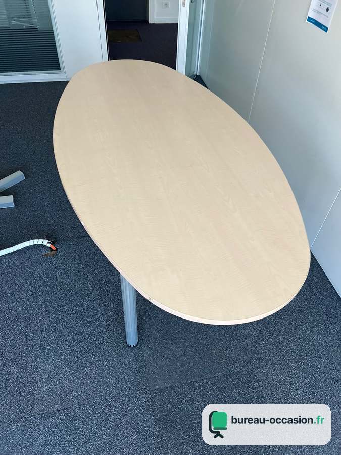 Table de réunion ovale d'occasion ton érable sur 4 pieds gris, 6 pl.