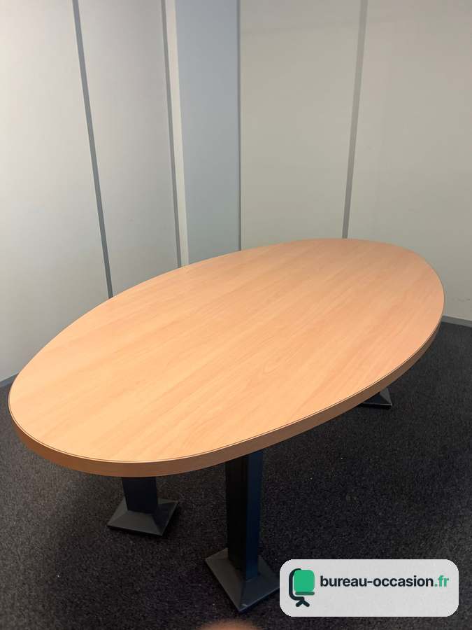 Table de réunion ovale d'occasion ton hêtre sur 2 pieds noirs centraux