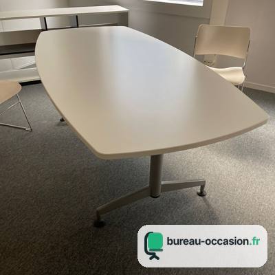 Table de réunion tonneau d'occasion blanche : pied central, 6 à 8 places