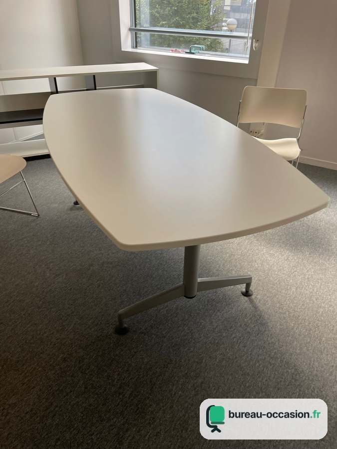 Table de réunion tonneau d'occasion blanche : pied central, 6 à 8 places