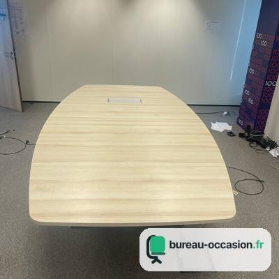 Table de réunion tonneau d'occasion bois clair : boîtier de prises