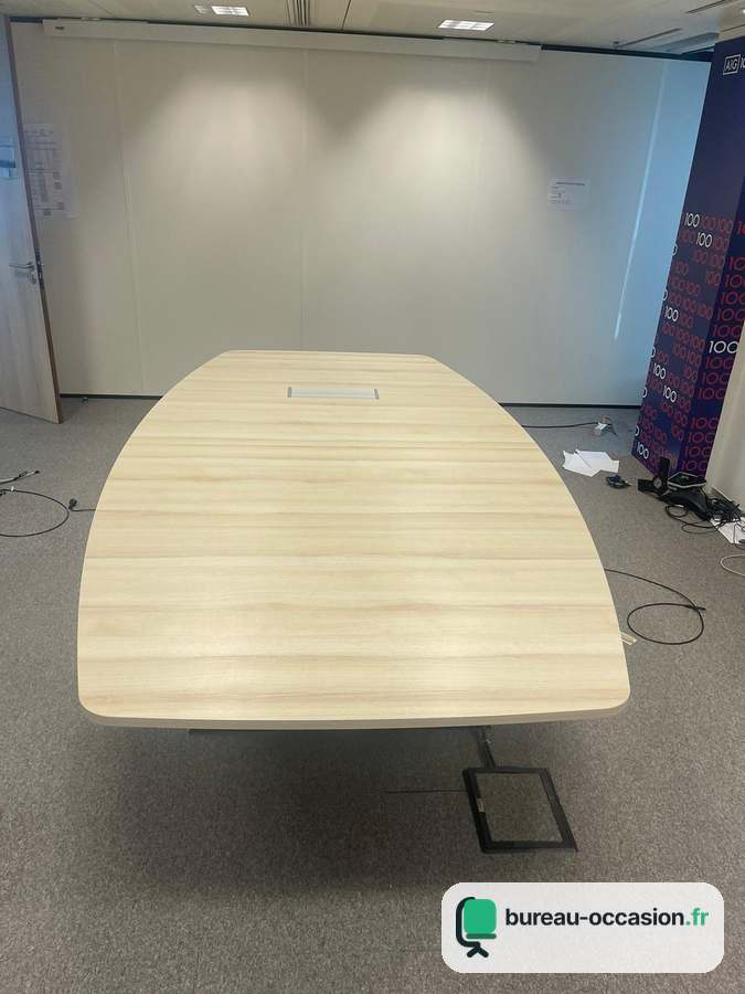 Table de réunion tonneau d'occasion bois clair : boîtier de prises