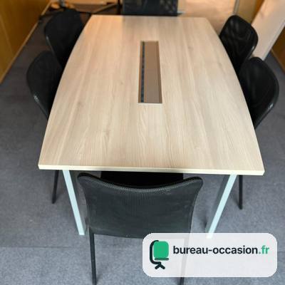 Table de réunion tonneau d'occasion : bois clair, électrification